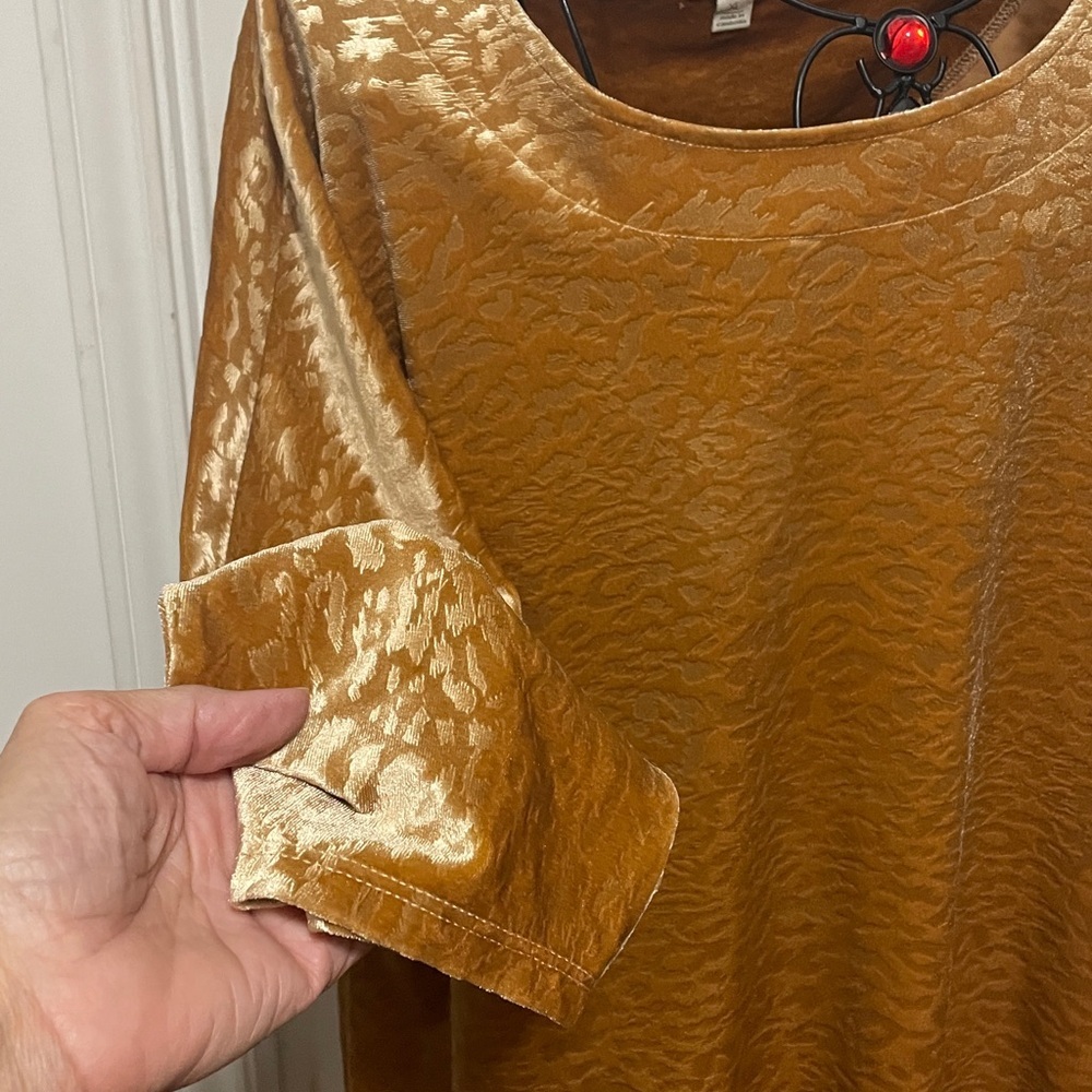 🤗🤗🤗BOGOHO 🤗🤗🤗Cato Golden Textured Long Sleeve Top—XL - Picture 5 of 8